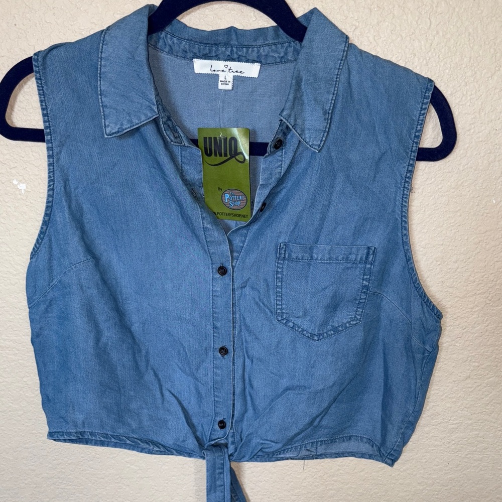 🆕 Love Tree sleeveless button down tie closure  blouse. Blue Sz L New with tags